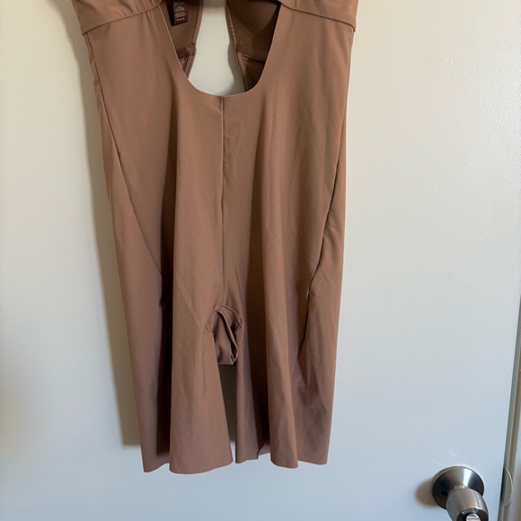 SKIMS DEEP PLUNGE SHAPEWEAR MID THIGH BODYSUIT Light Brown Size Medium Women’s - Picture 9 of 10